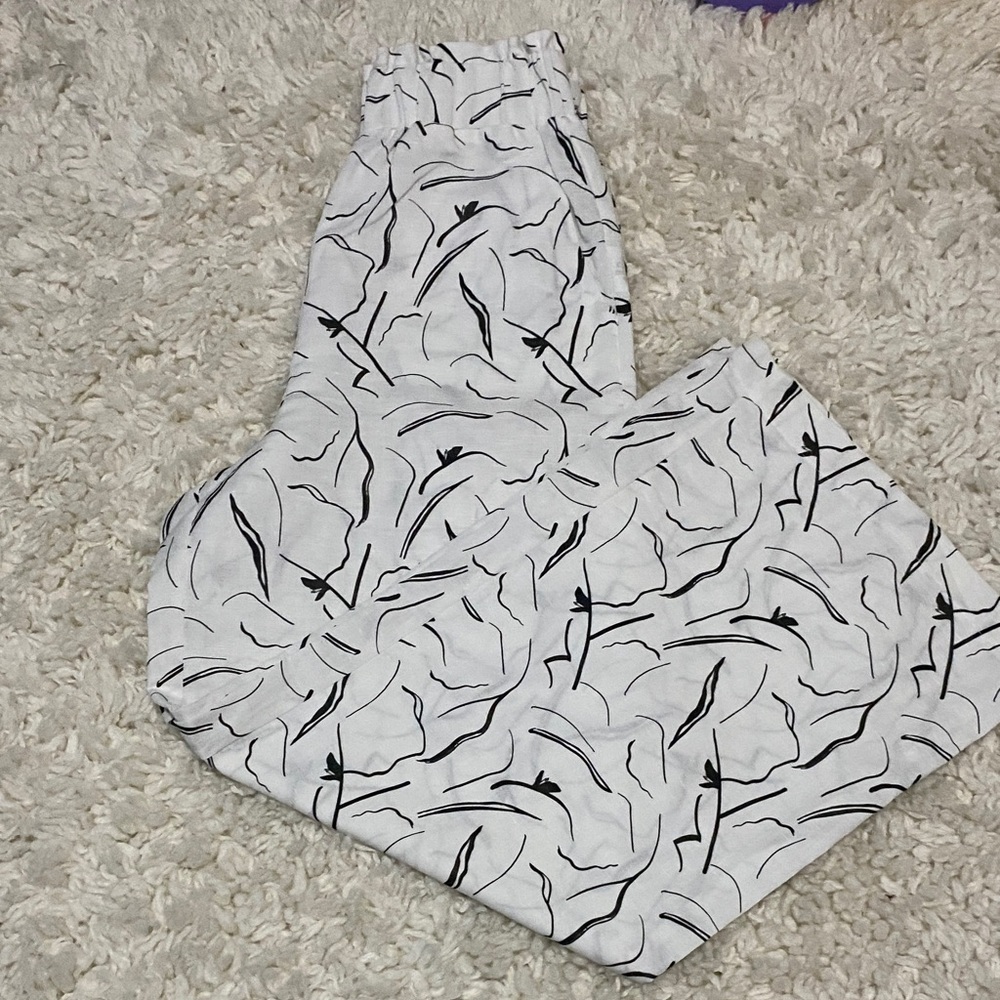 Little lies size small womens Abstract Black and White flare bottom Pants NWOT - Picture 16 of 16
